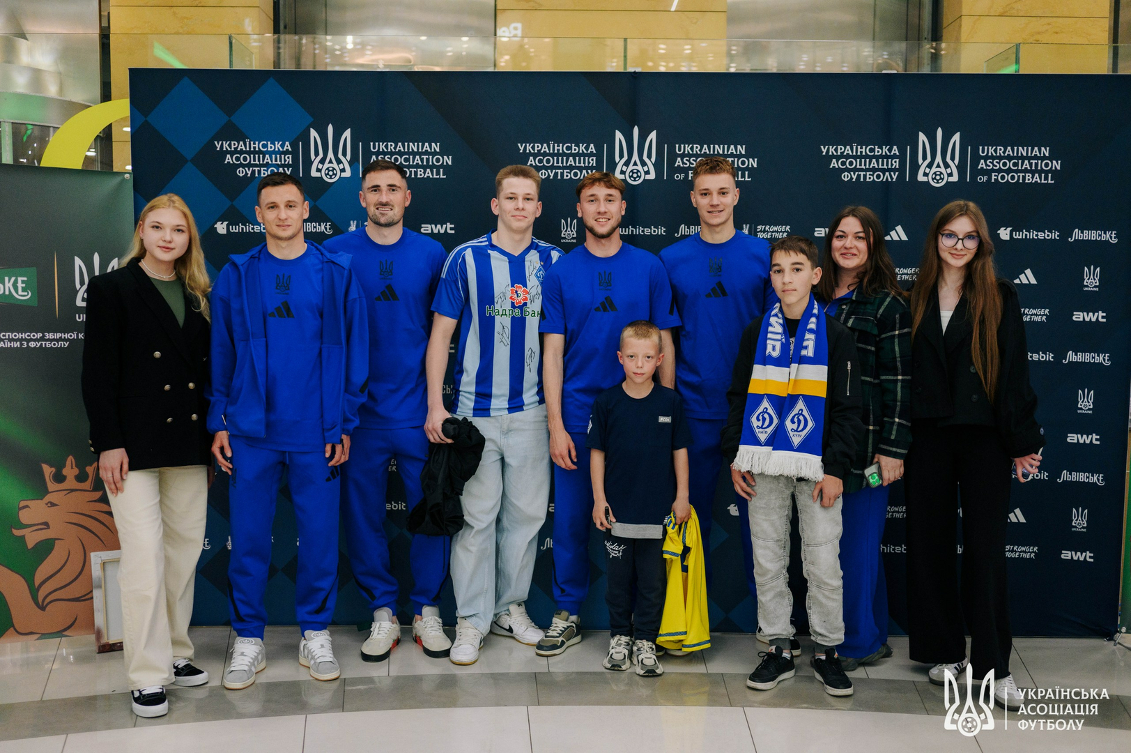 Фото зі зустріч уболівальників із гравцями національної збірної України image-42