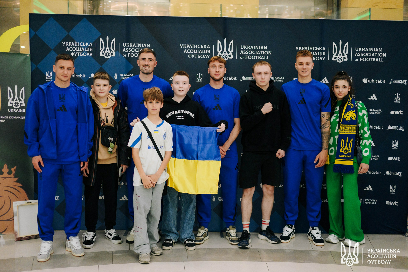 Фото зі зустріч уболівальників із гравцями національної збірної України image-43