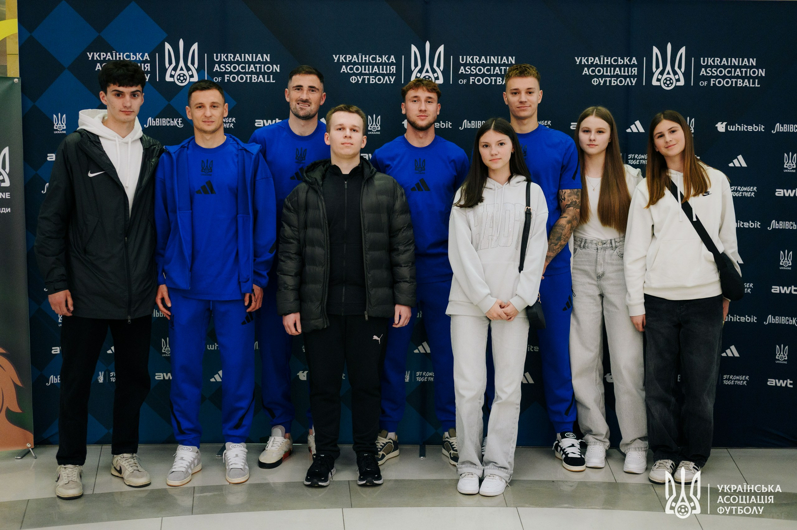 Фото зі зустріч уболівальників із гравцями національної збірної України image-46