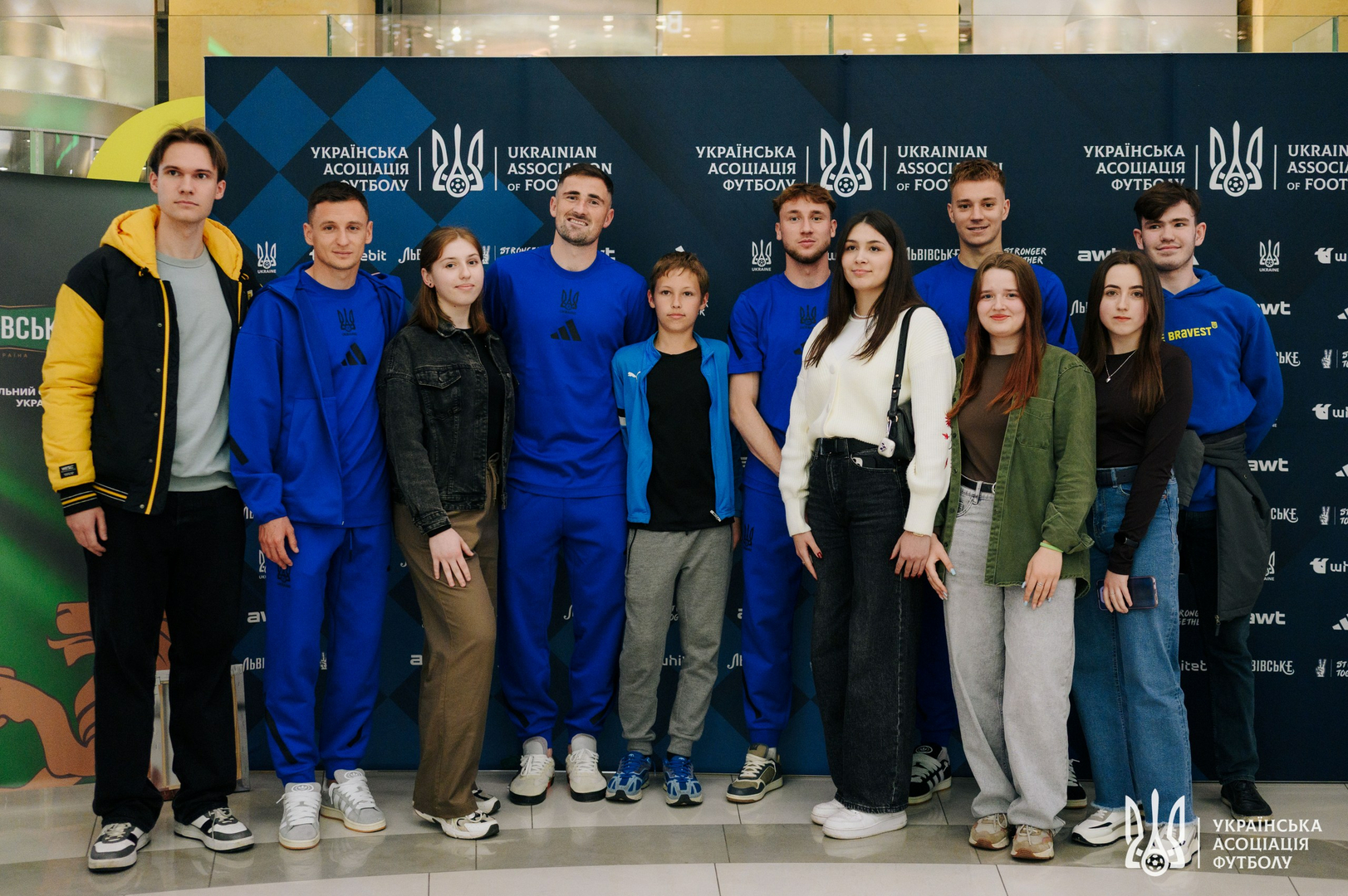 Фото зі зустріч уболівальників із гравцями національної збірної України image-49
