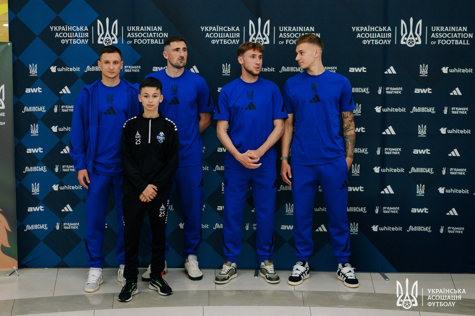 Фото зі зустріч уболівальників із гравцями національної збірної України image-59