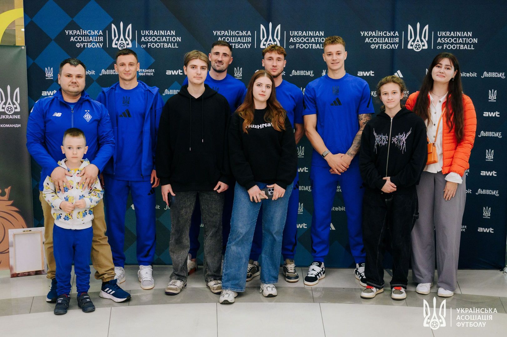 Фото зі зустріч уболівальників із гравцями національної збірної України image-61