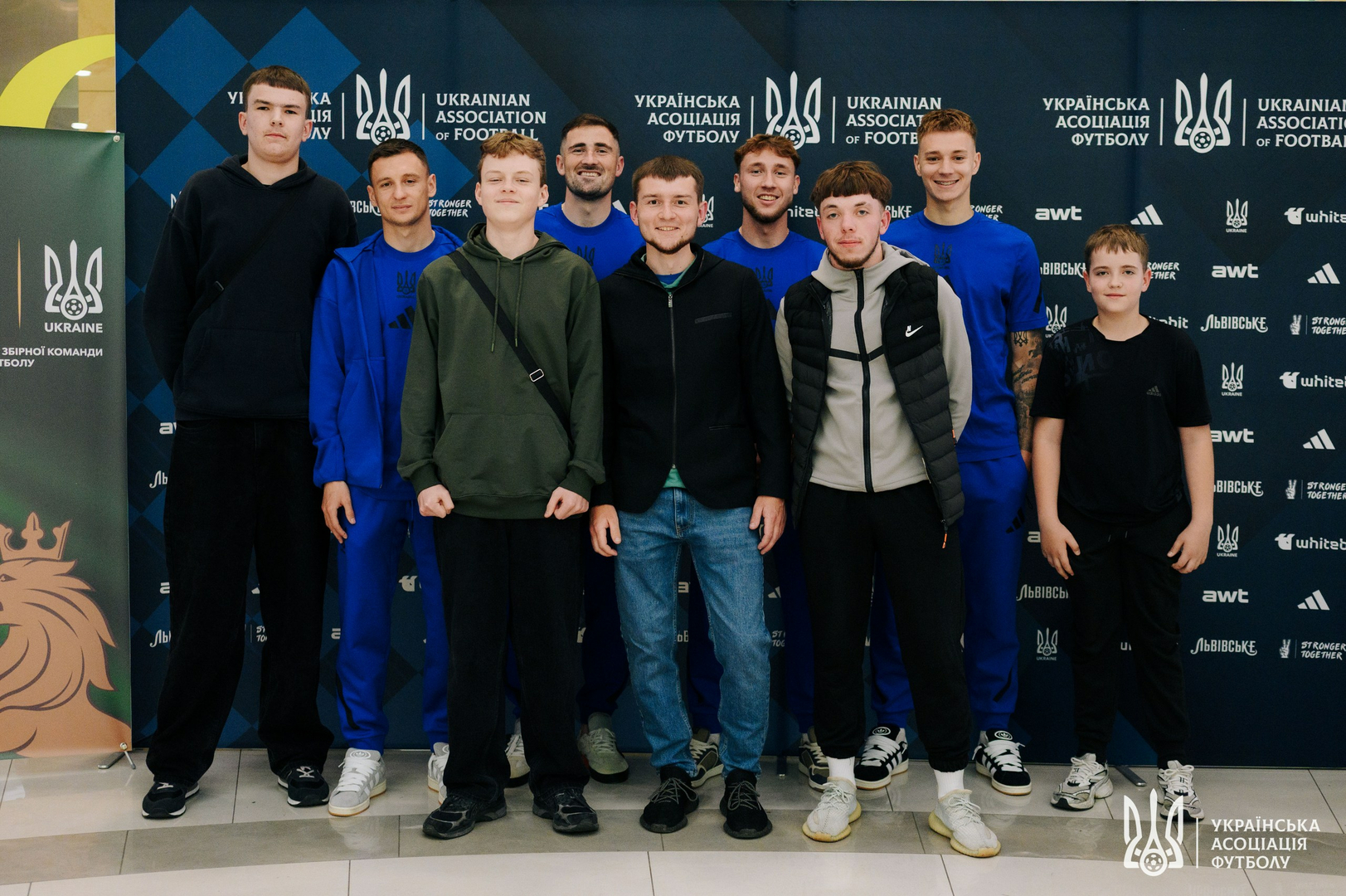 Фото зі зустріч уболівальників із гравцями національної збірної України image-62