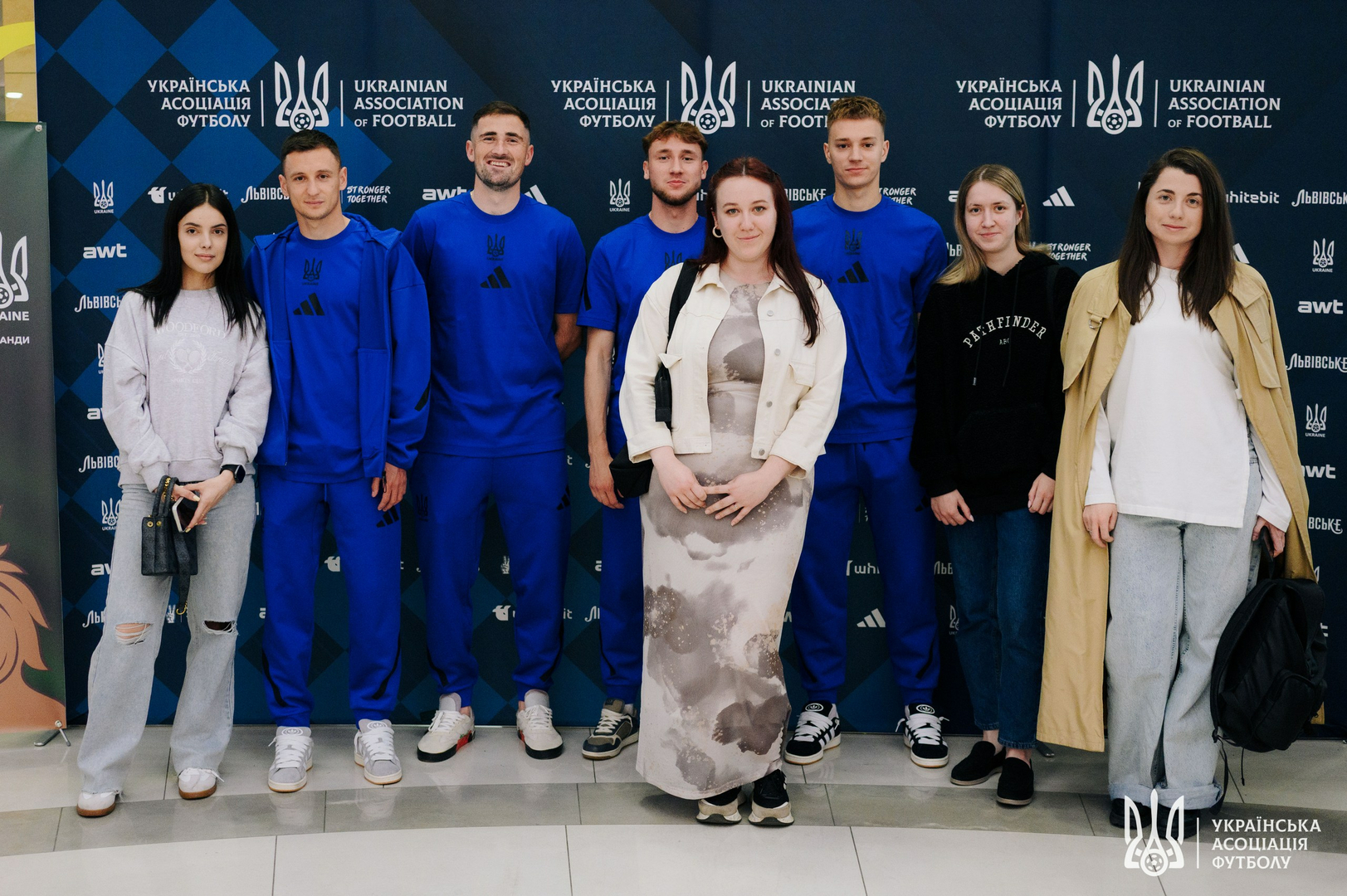 Фото зі зустріч уболівальників із гравцями національної збірної України image-63