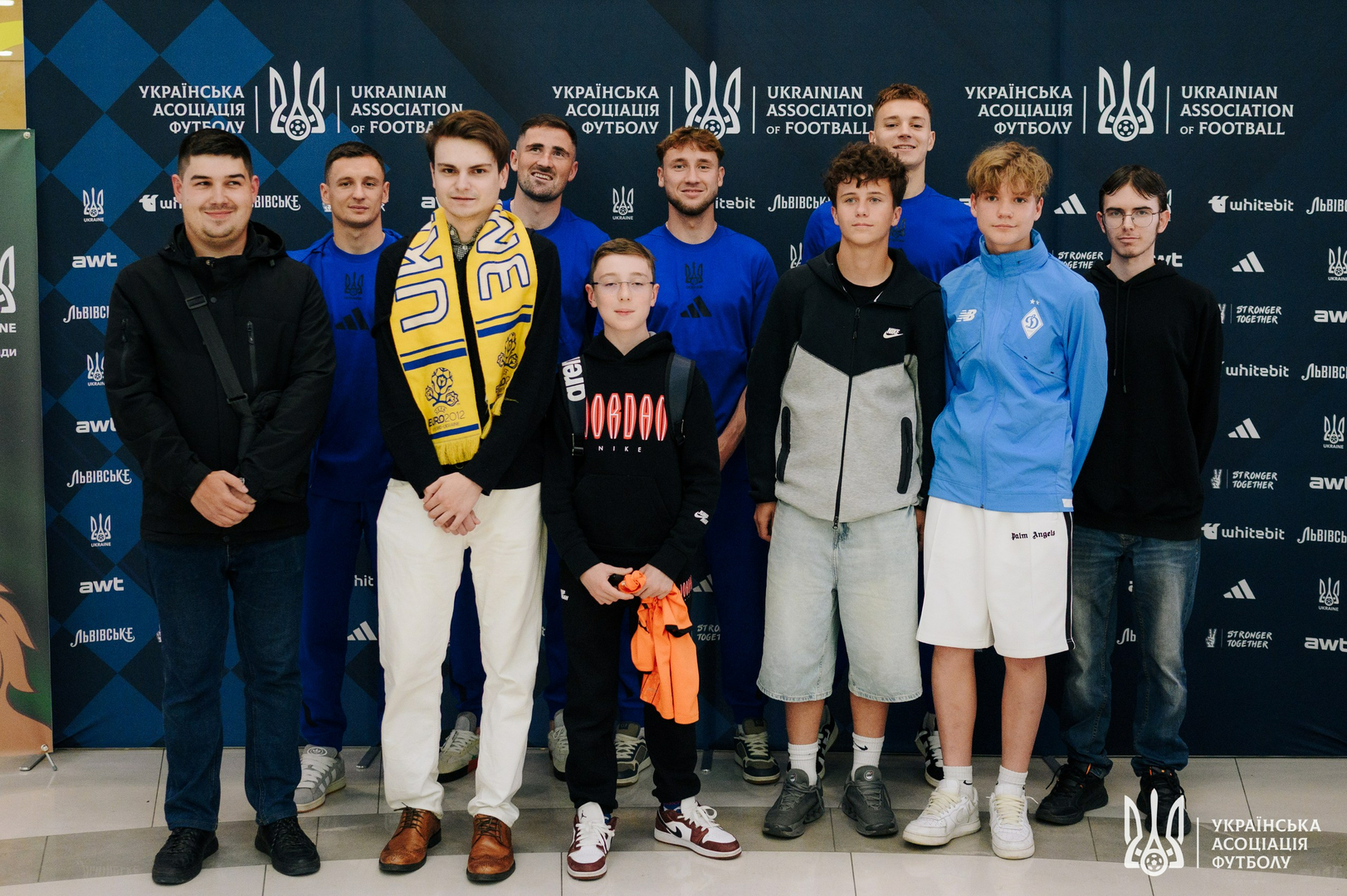 Фото зі зустріч уболівальників із гравцями національної збірної України image-67