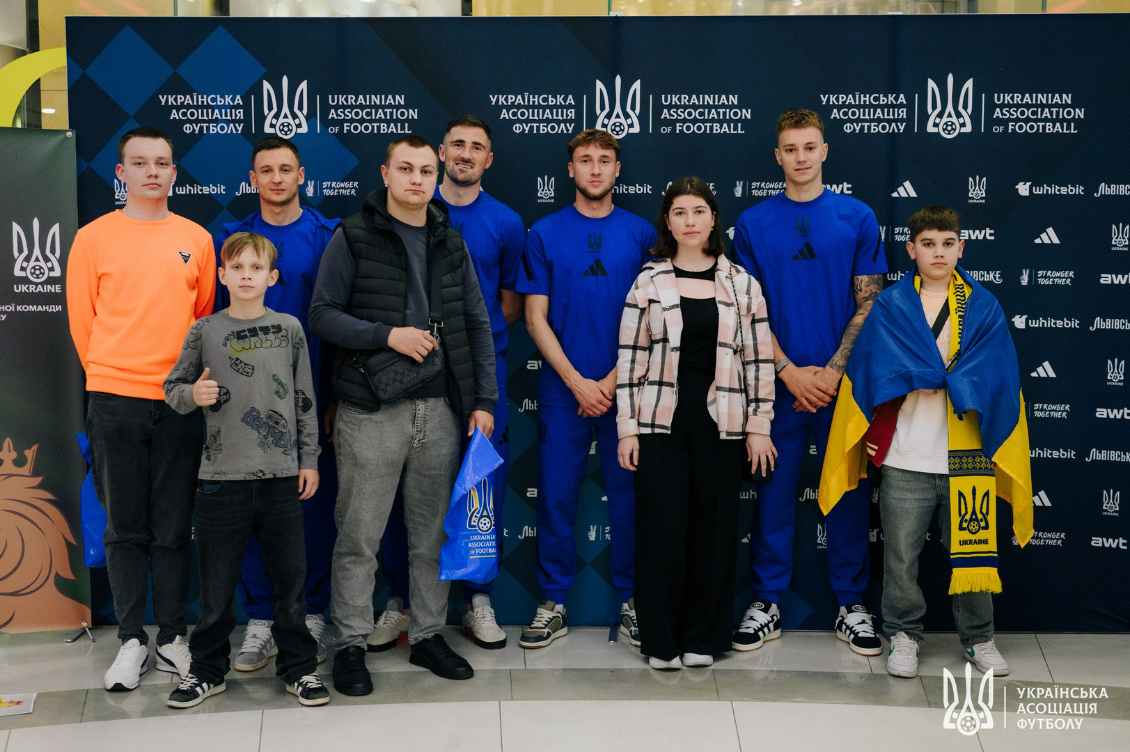 Фото зі зустріч уболівальників із гравцями національної збірної України image-69