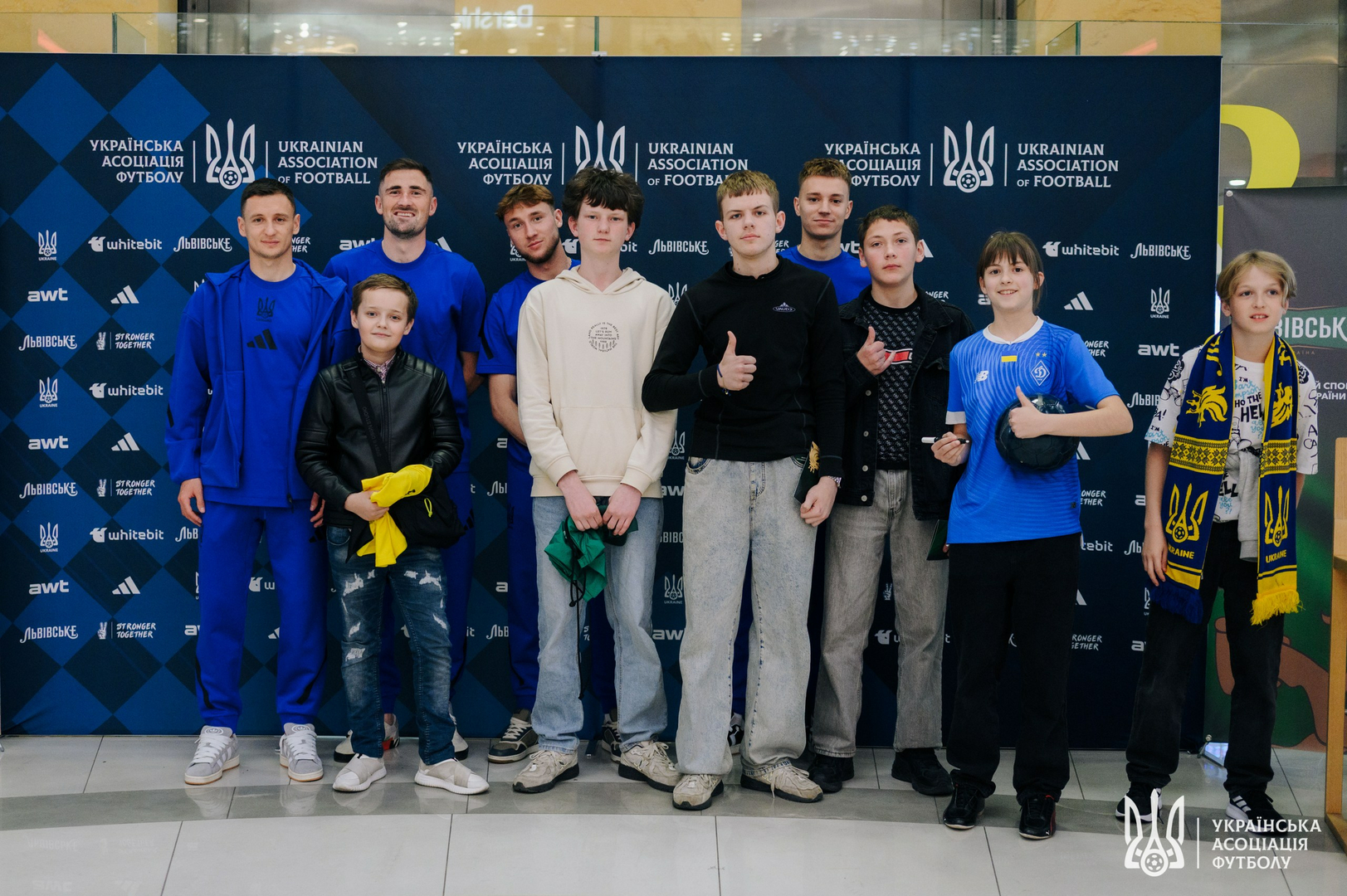 Фото зі зустріч уболівальників із гравцями національної збірної України image-71