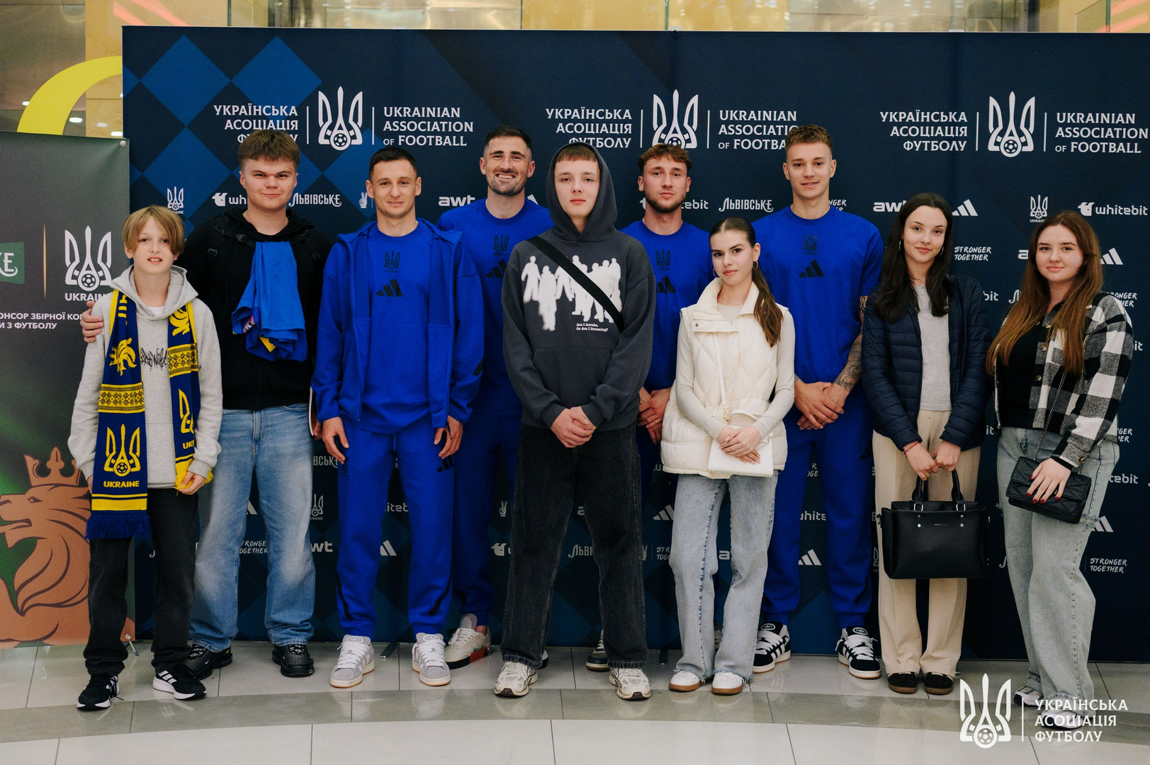 Фото зі зустріч уболівальників із гравцями національної збірної України image-74