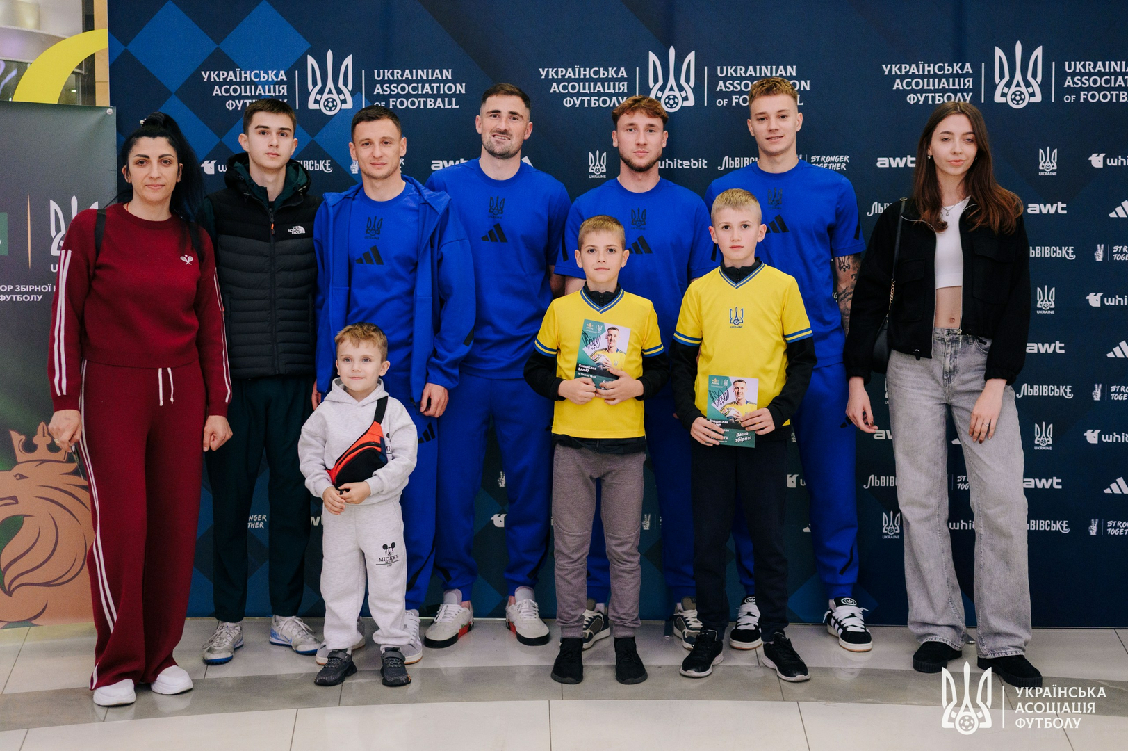 Фото зі зустріч уболівальників із гравцями національної збірної України image-75