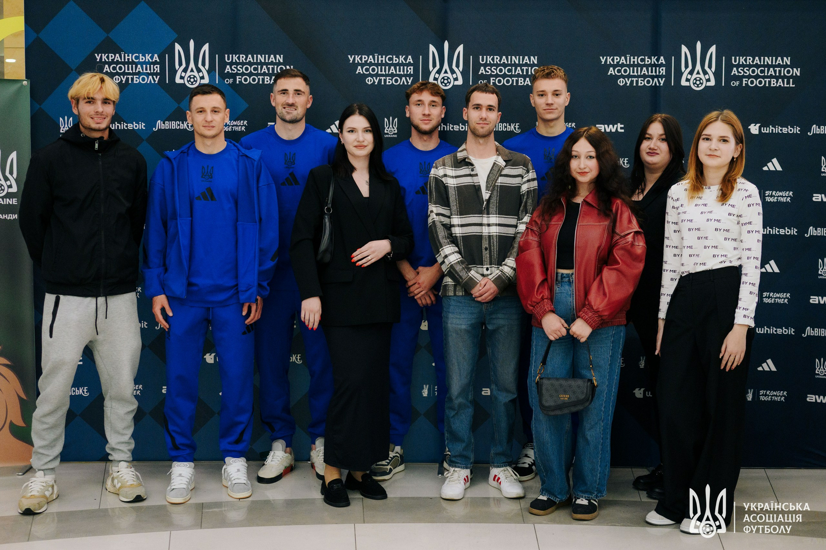 Фото зі зустріч уболівальників із гравцями національної збірної України image-76