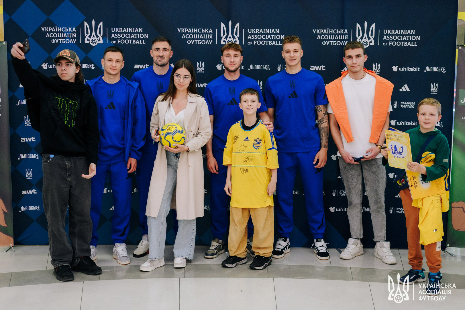 Фото зі зустріч уболівальників із гравцями національної збірної України image-78