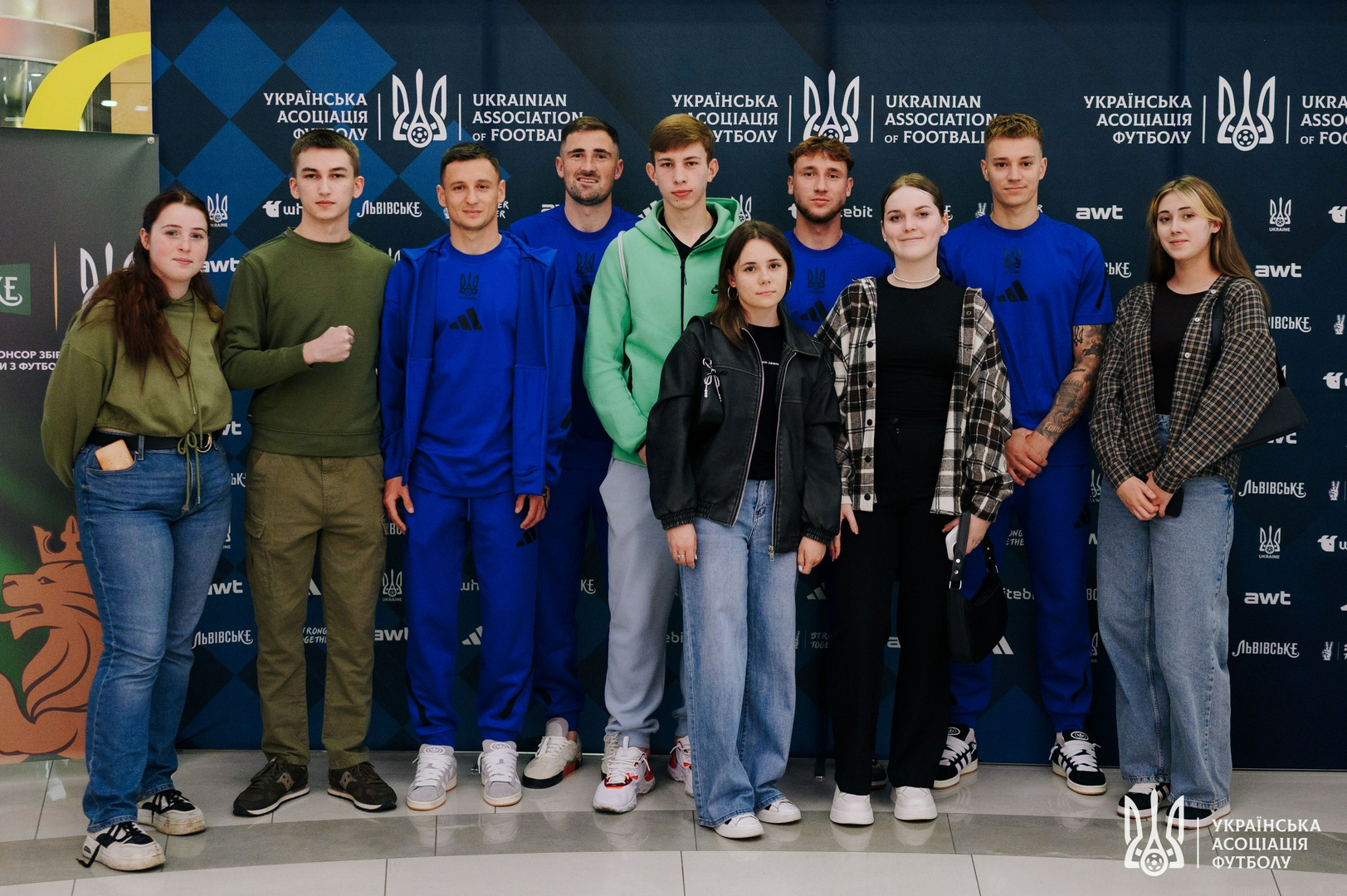 Фото зі зустріч уболівальників із гравцями національної збірної України image-79