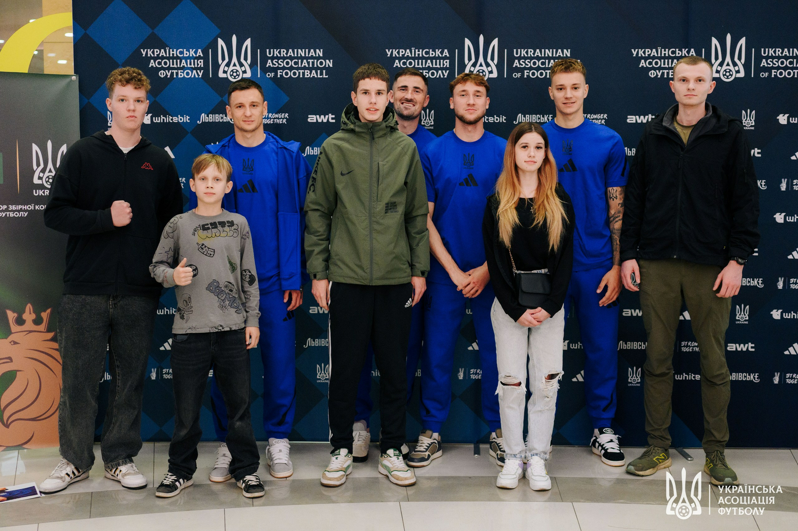 Фото зі зустріч уболівальників із гравцями національної збірної України image-81