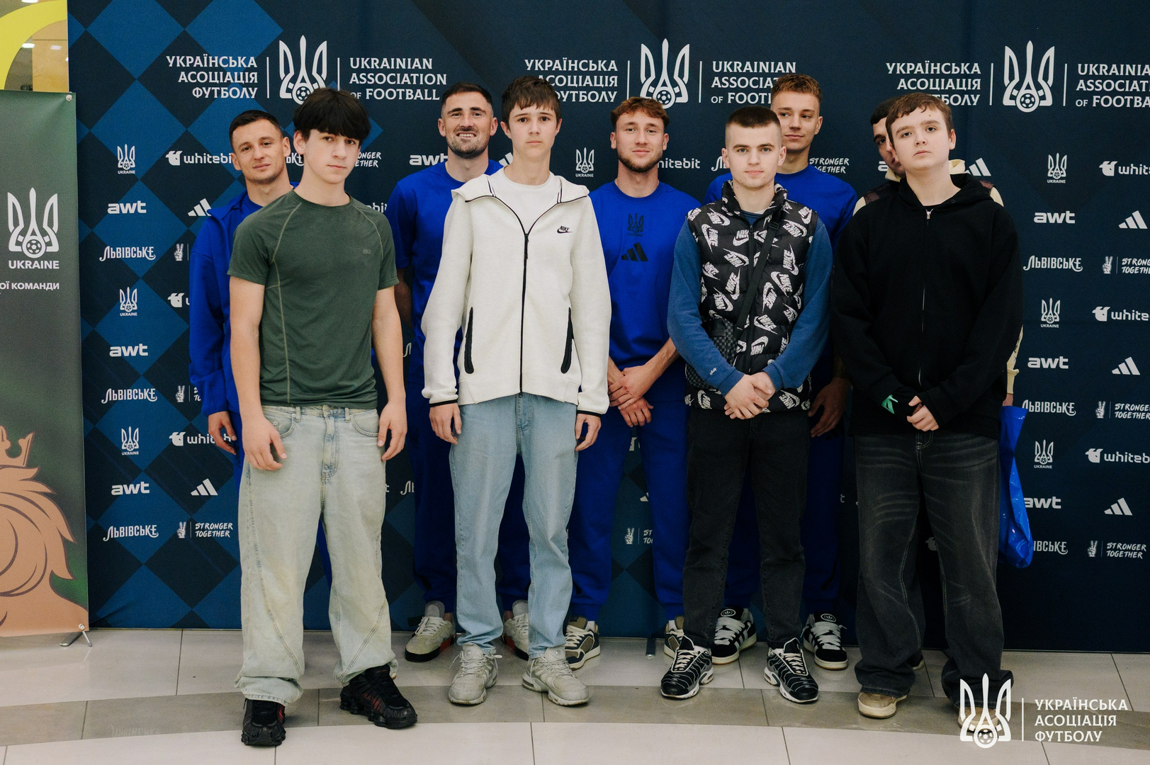 Фото зі зустріч уболівальників із гравцями національної збірної України image-82