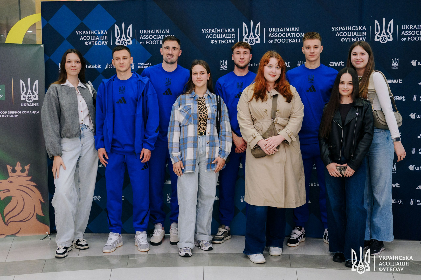 Фото зі зустріч уболівальників із гравцями національної збірної України image-86