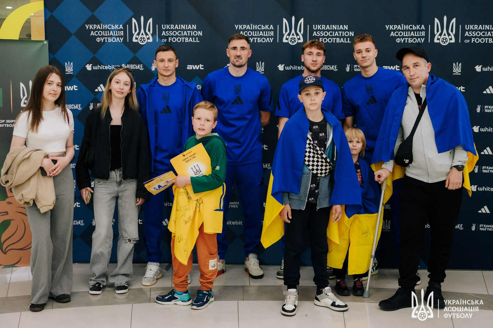 Фото зі зустріч уболівальників із гравцями національної збірної України image-89