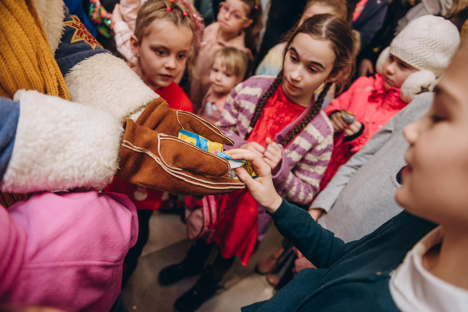 Теплі покази S Миколая в укритті image-30