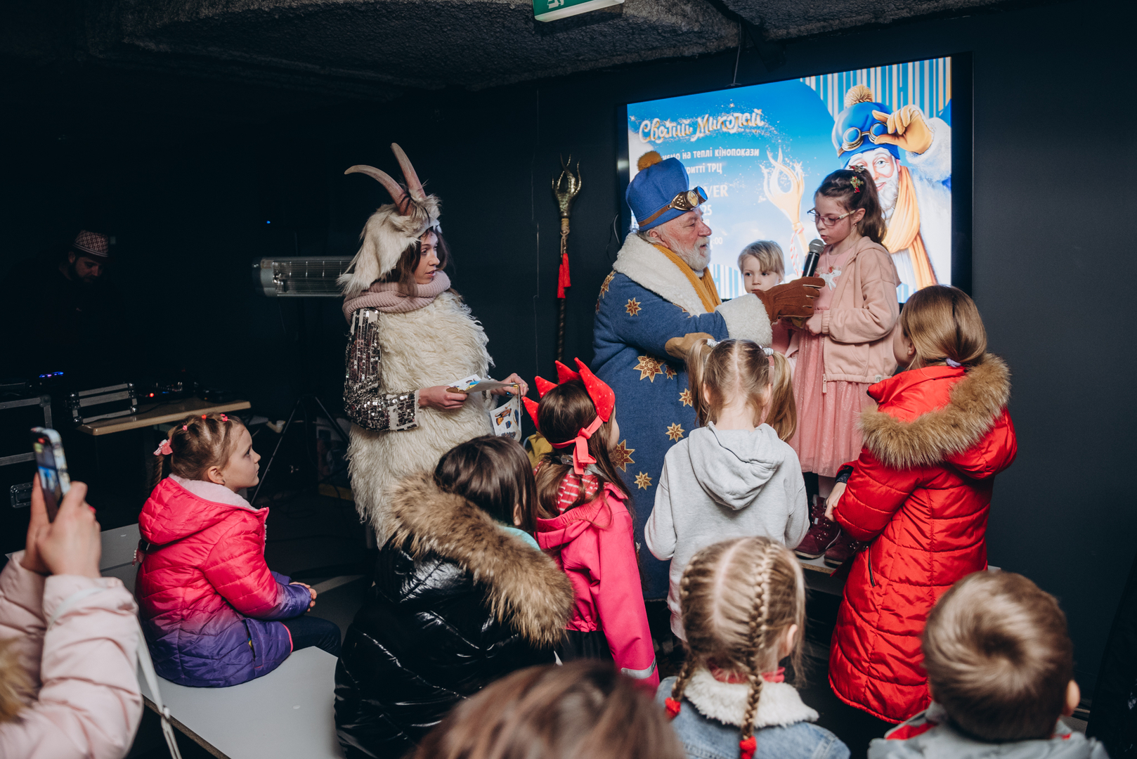 Теплі покази S Миколая в укритті image-67