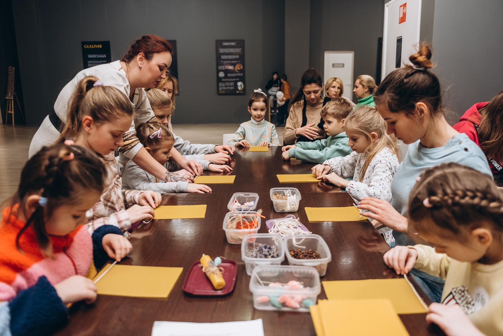 Workshops on making honey candles and decorating jugs image-0