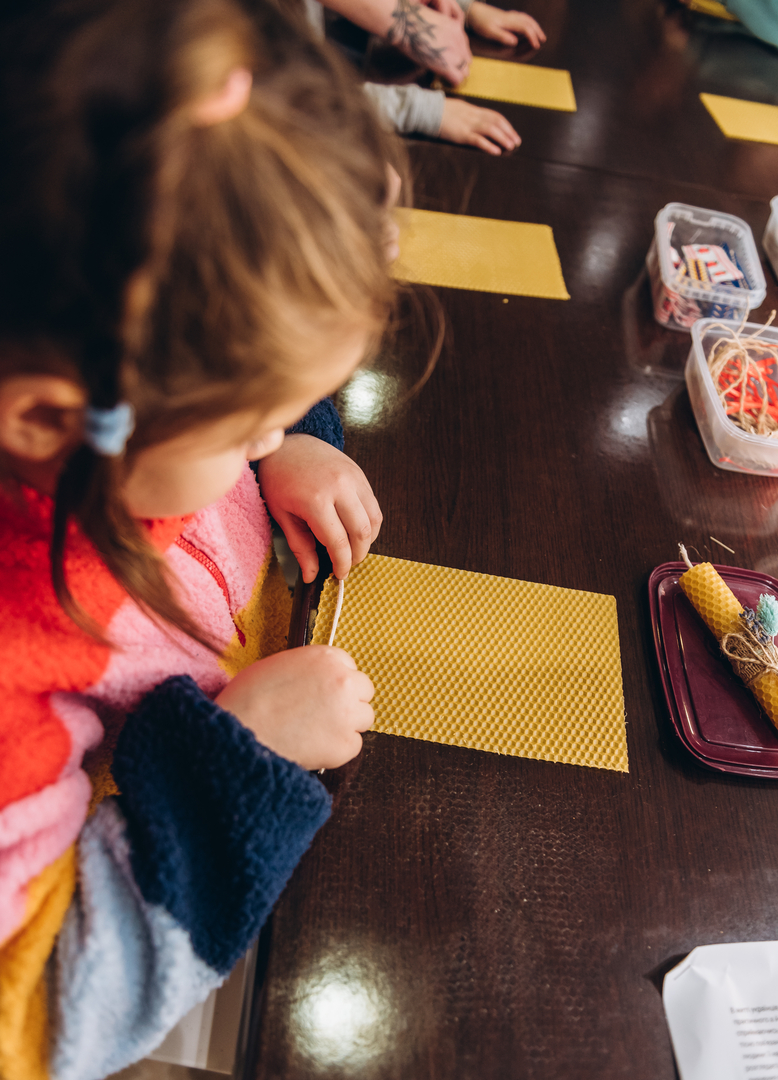 Workshops on making honey candles and decorating jugs image-1