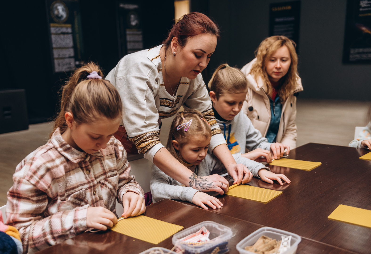 Workshops on making honey candles and decorating jugs image-2