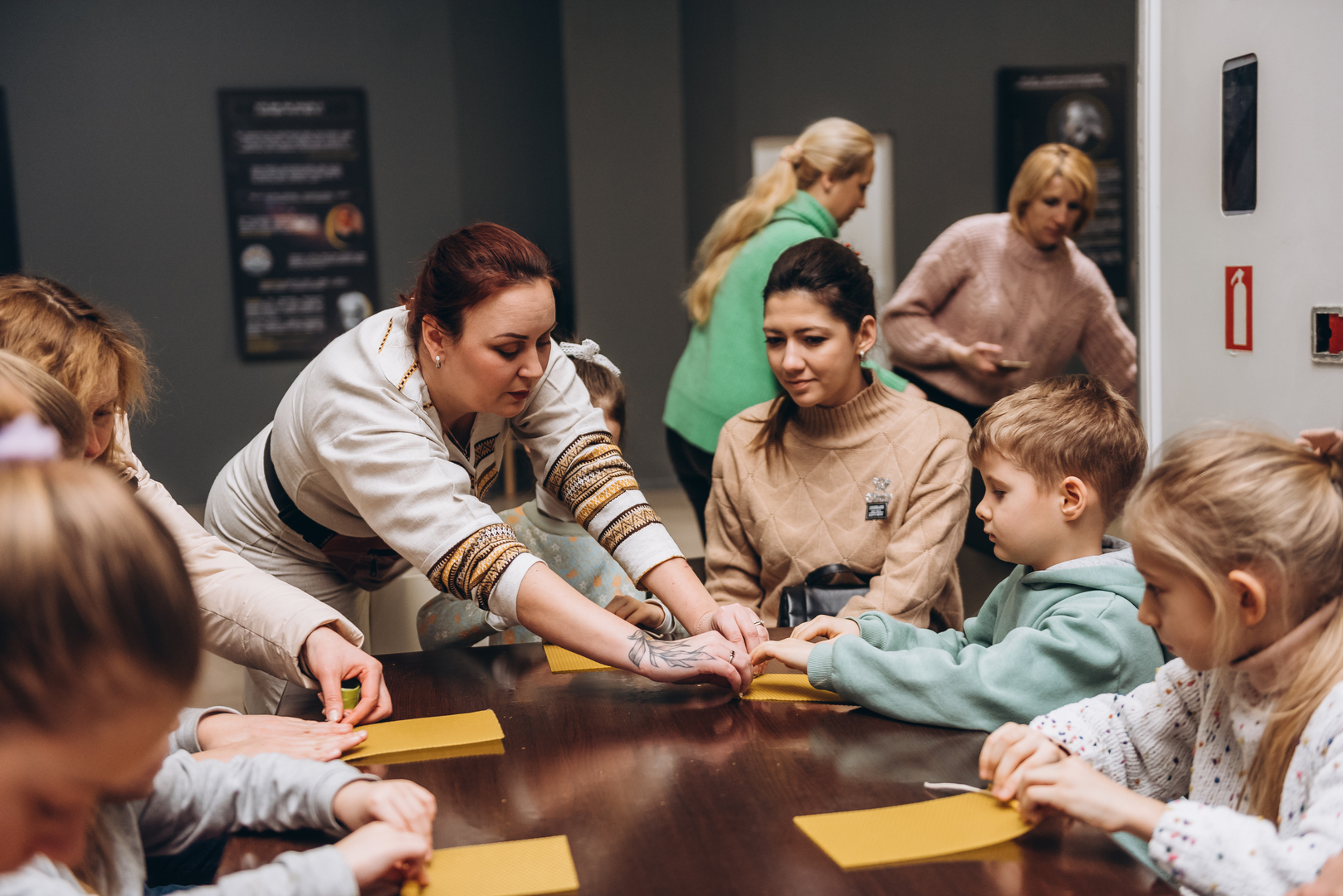Workshops on making honey candles and decorating jugs image-3