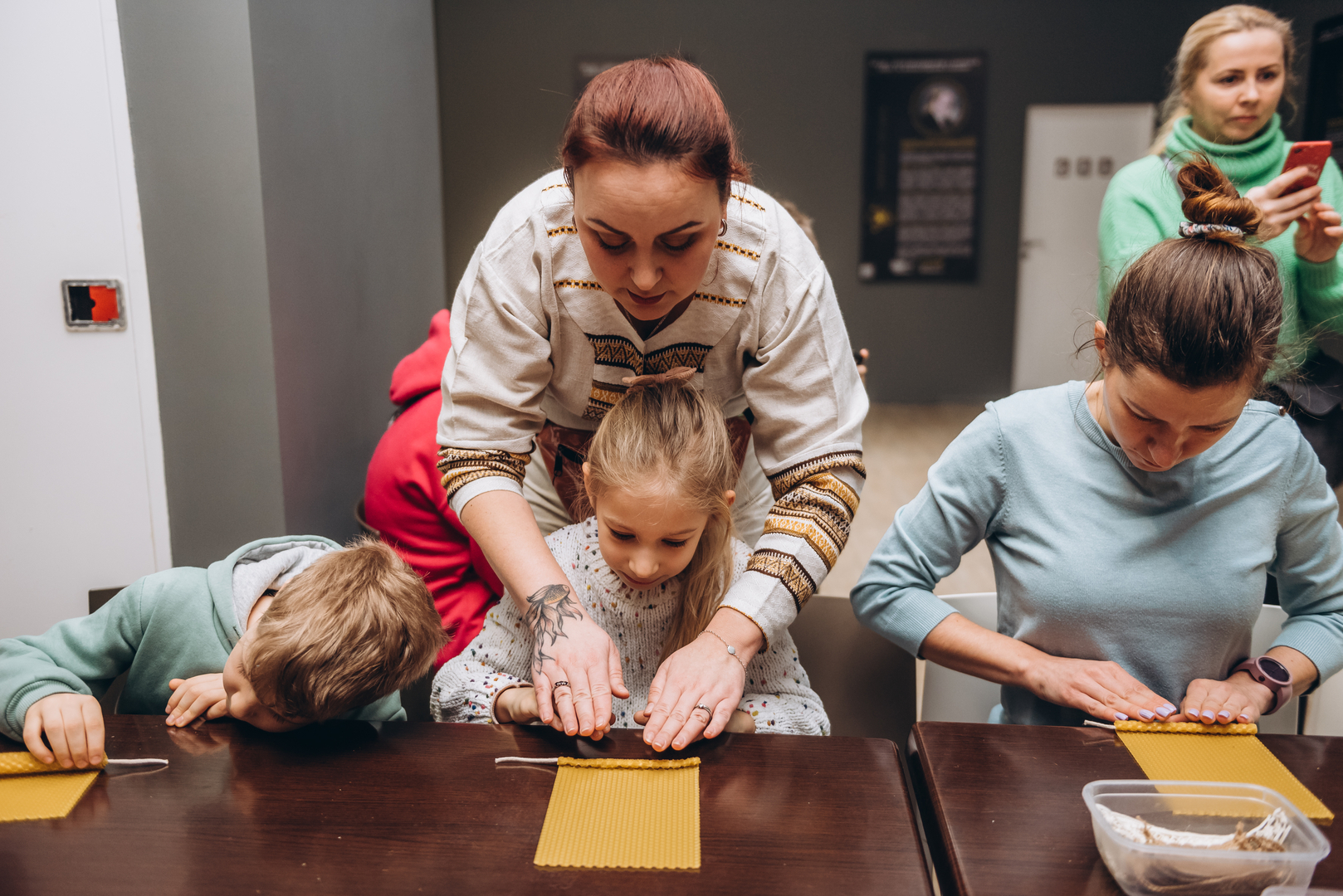 Workshops on making honey candles and decorating jugs image-6
