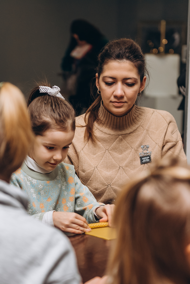 Workshops on making honey candles and decorating jugs image-8