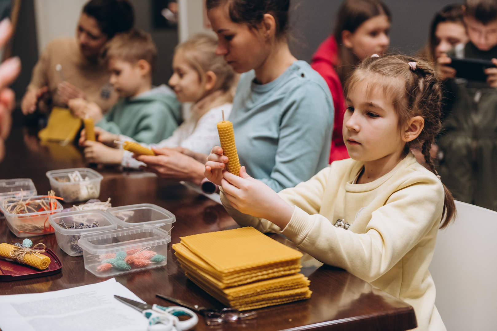 Workshops on making honey candles and decorating jugs image-9