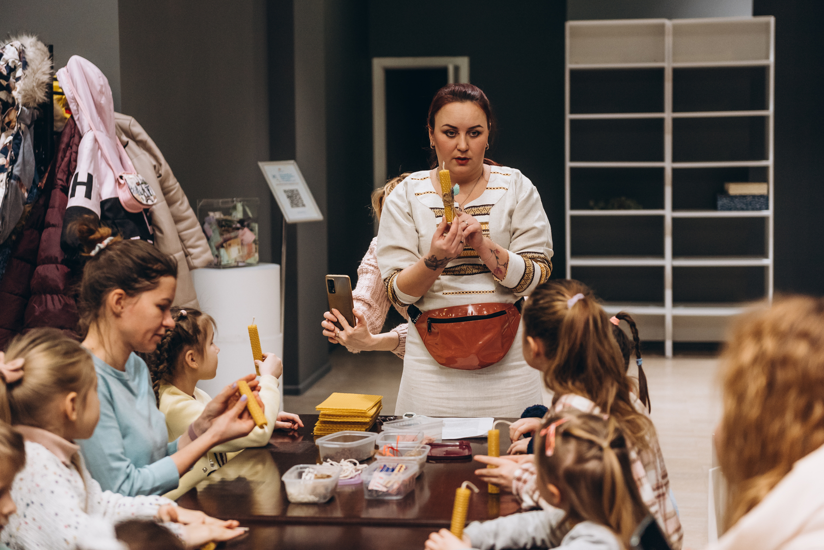 Workshops on making honey candles and decorating jugs image-14