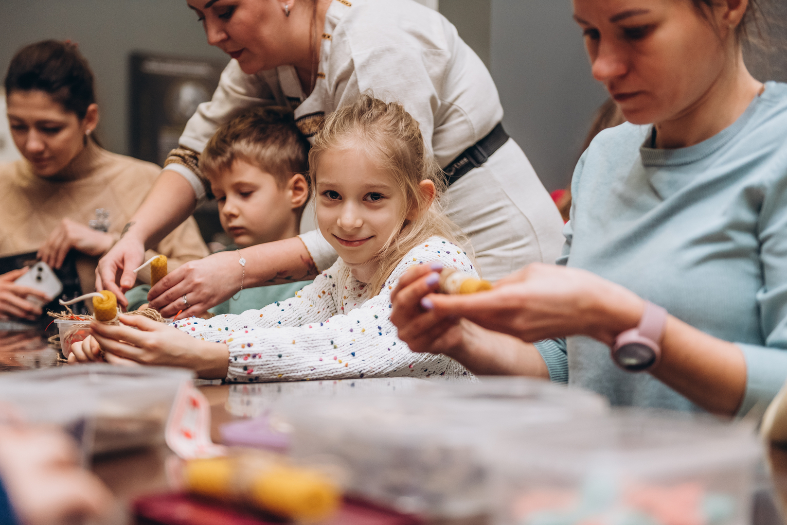Workshops on making honey candles and decorating jugs image-15