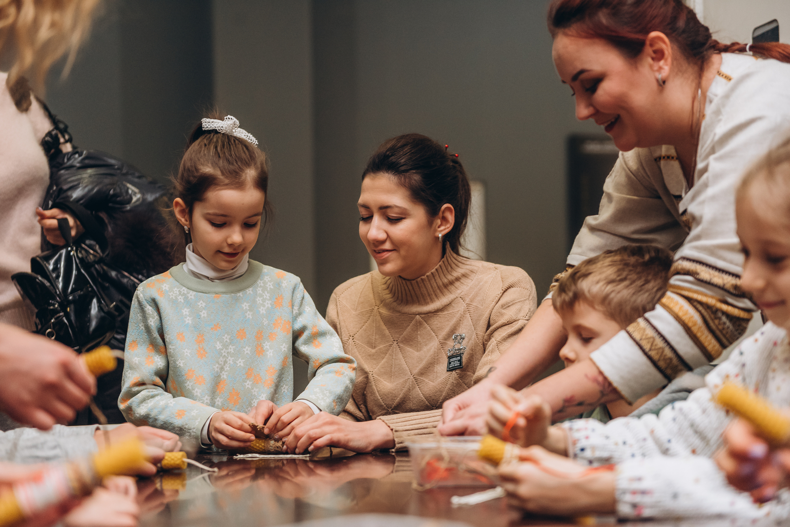 Workshops on making honey candles and decorating jugs image-18