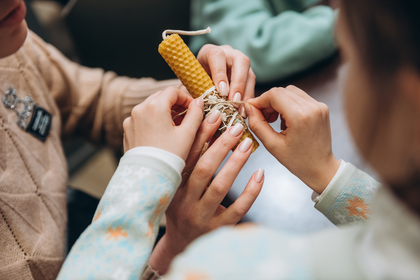 Workshops on making honey candles and decorating jugs image-20