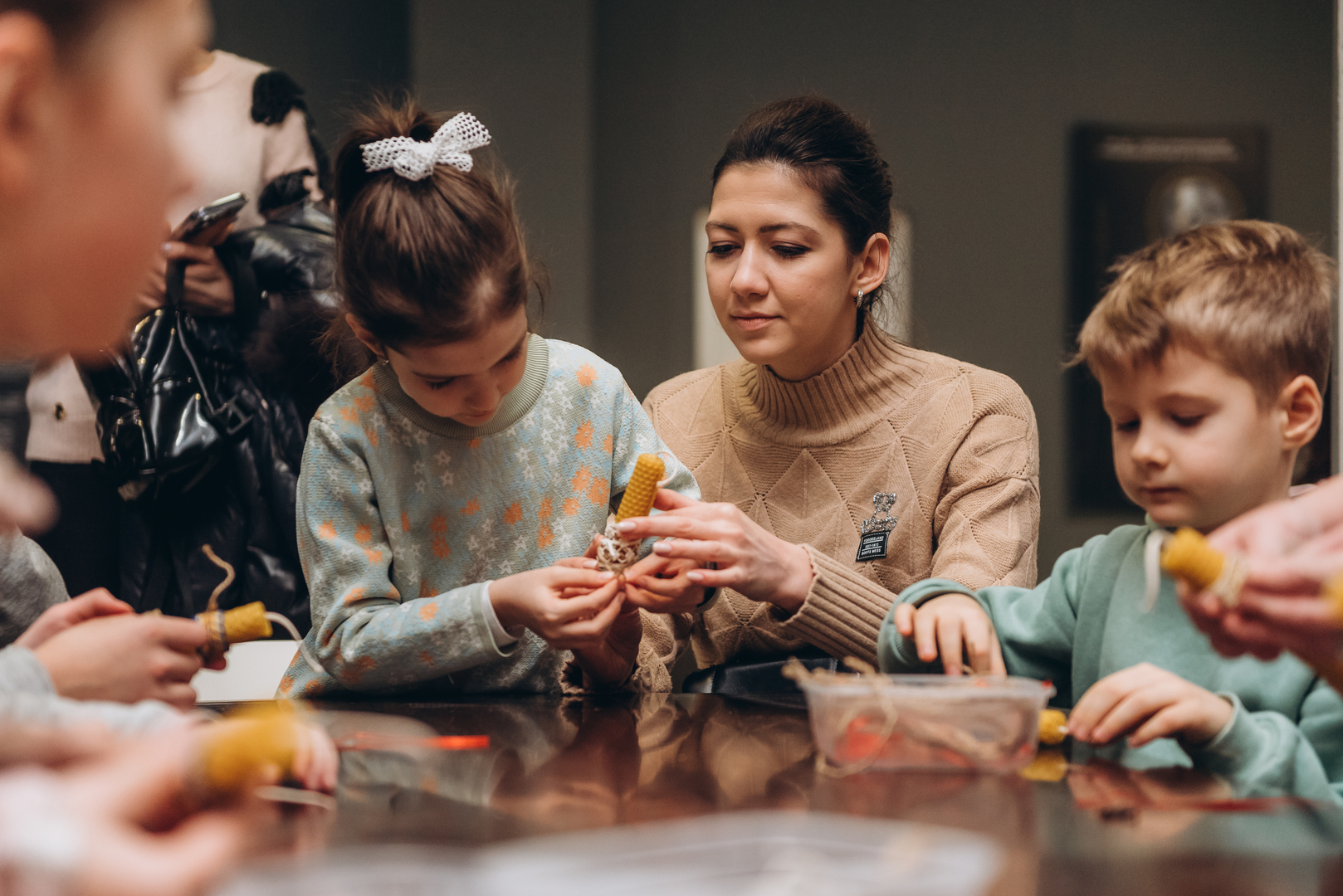 Workshops on making honey candles and decorating jugs image-22