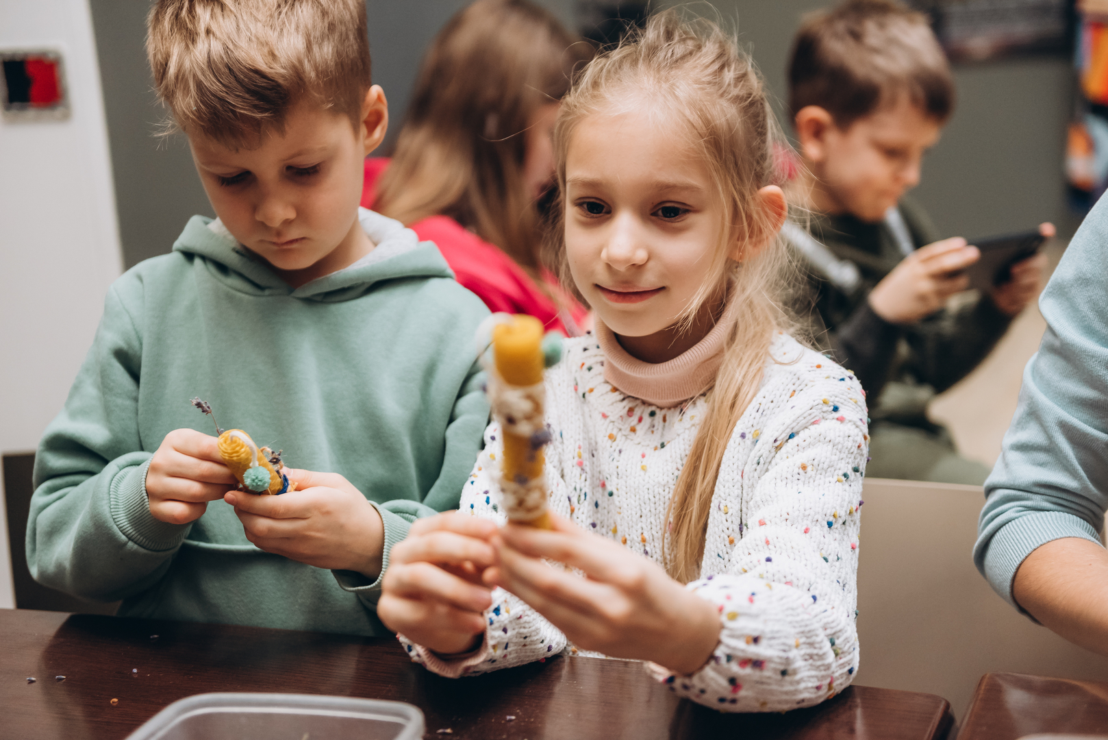 Workshops on making honey candles and decorating jugs image-24