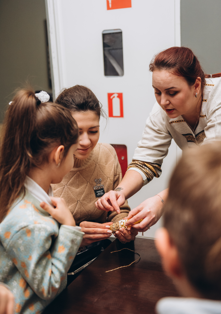 Workshops on making honey candles and decorating jugs image-27