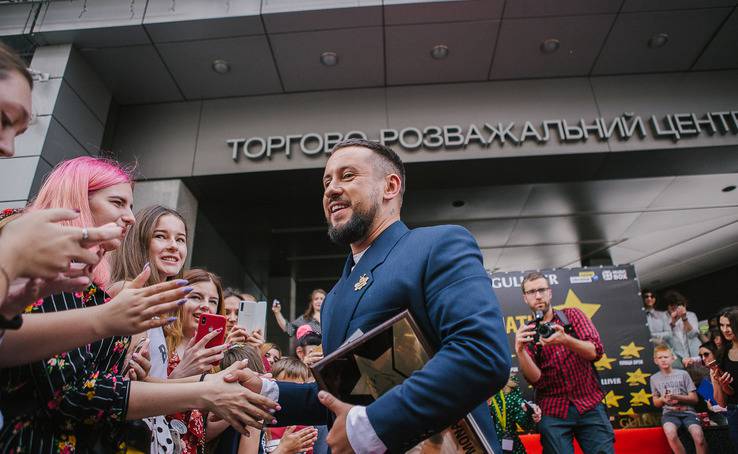В Киеве на «Площади звезд» открыли звезду MONATIK