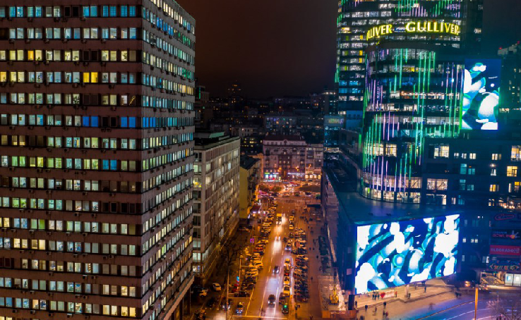 Гиппопотамы и сила притяжения: на экранах в центре Киева появились ролики с иллюзией прозрачных стен