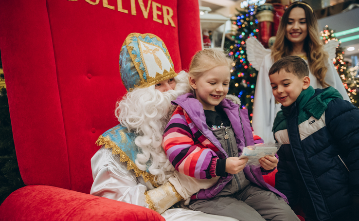 Saint Nicholas and the little angel are already waiting for the children in the Gulliver shopping center